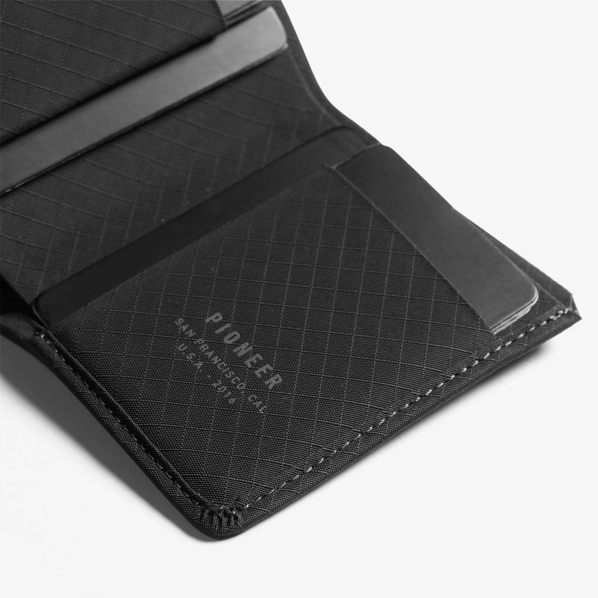 [PO] Pioneer Carry : Altitude Billfold : Onyx 10XD™