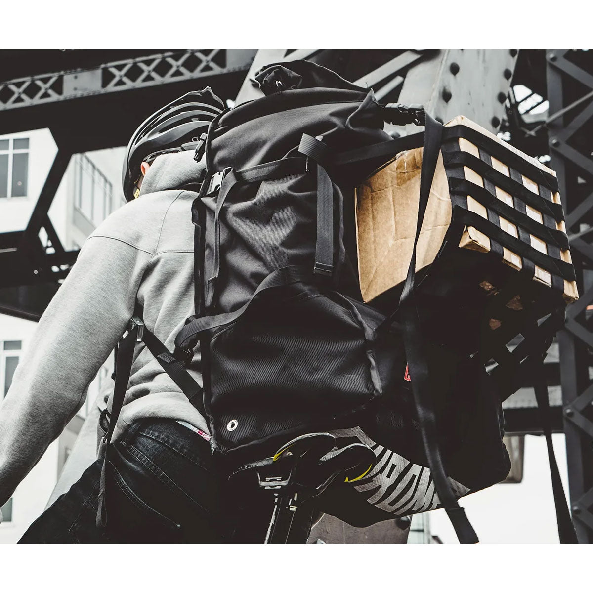 Chrome Industries : Barrage Pro Backpack 80L